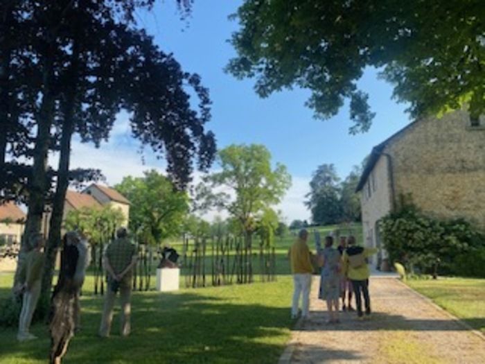 Anlässlich des Besuchs der Gärten legen Sie eine Strecke von ca. 1,2 km im Park zurück, die sich aus offenen und bewaldeten Teilen zusammensetzt.