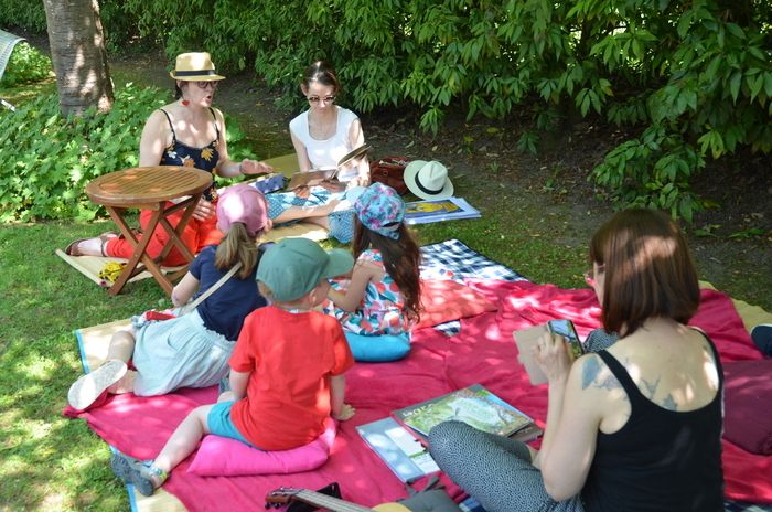 Der Dreiträger der Mediathek von Sarreguemines Confluences macht Halt im Fayence-Garten.