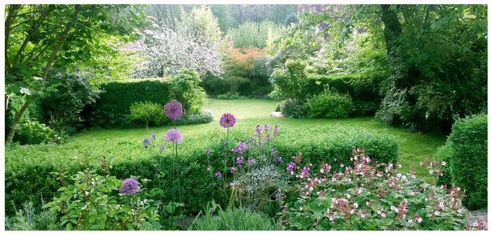 Es ist ein kleiner Garten auf mehreren Ebenen. Sein Rahmen besteht aus Hecken von Buchsbaum, Charme und Ifs. In diesen abgeschotteten Räumen wimmelt es von Pflanzenverbänden im Frühling ...