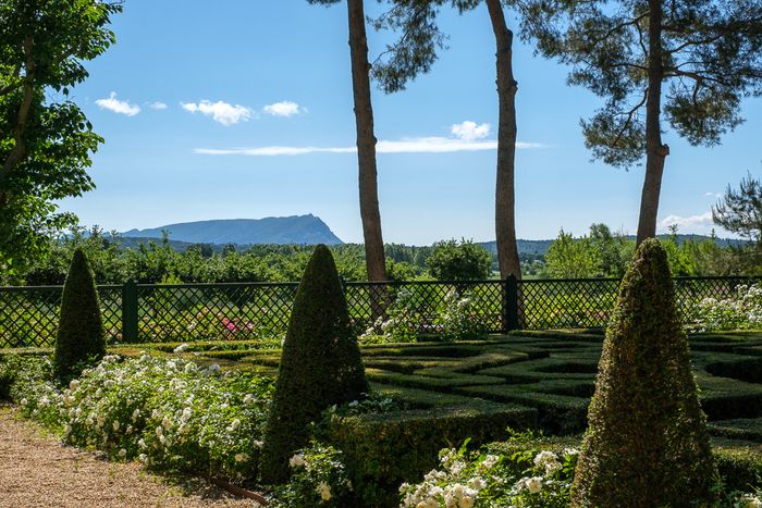 Bemerkenswerter Garten mit Buchsbauteil, Gemüse, Springbecken mit sehr schöner Aussicht