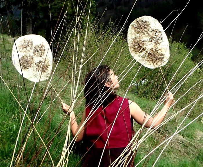 «Es wirbelt, fliegt und reist» - Sie schwärmen, hören zu, flüstern, aber wer sind sie? «Samensplitter» ist ein Spektakel über die Samen und das Leben in der poetischen Süße der Papi...