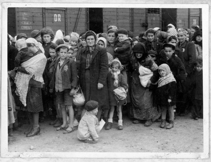 Rencontre autour de la parution en français de l’ouvrage de Tal Bruttmann,
    Stefan Hördler et Christophe Kreutzmüller Un album d'Auschwitz : comment les nazis ont photographié leurs crimes (Seuil).