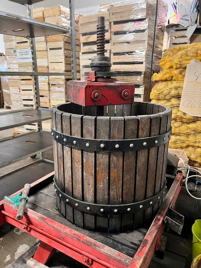 Dégustation de jus de pommes avec un pressoir ancien , pour les petits comme les grands.