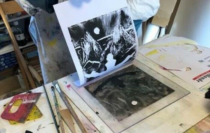 Le monotype permet une utilisation différente de la peinture. Il offre une grande palette d’expression.