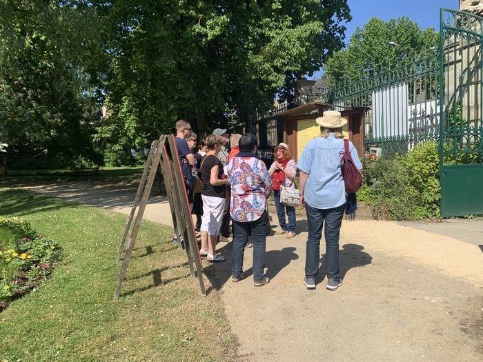 Entdecken Sie die Geschichte und die bemerkenswerten Elemente dieses Gartens, der Ende des 19\. Jahrhunderts angelegt wurde und mehrere Gebäude aus Baummauerwerk und einen Pavillon aus dem 20\. Jahrhu