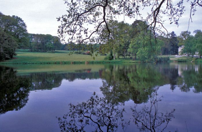 Englischer Park mit Wasserstrecke und Wasserfällen, die Alphand zugeteilt ist