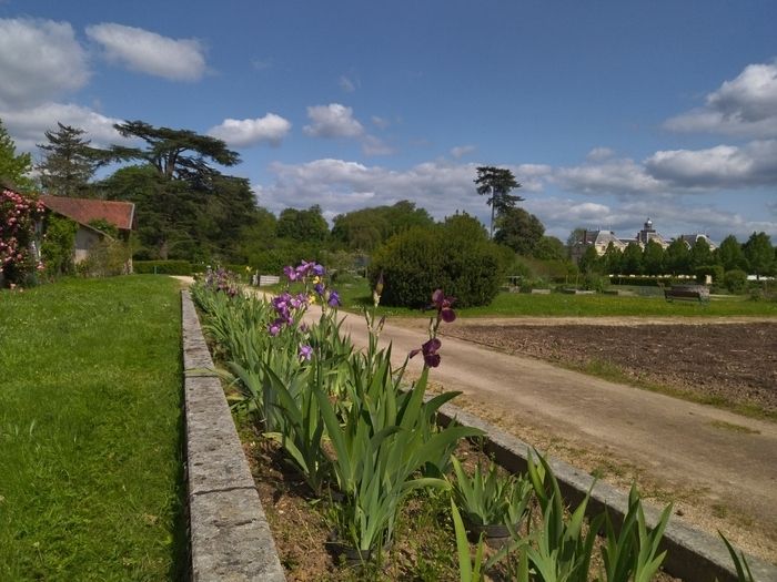 Das 13 Hektar große Anwesen verfügt über einen englischen Park mit einem botanischen Garten und einem Gemüsegarten. Ab dem 1\. Juni wird eine pädagogische Farm, die Farm der 1001 Pfoten, ihre Türen öf