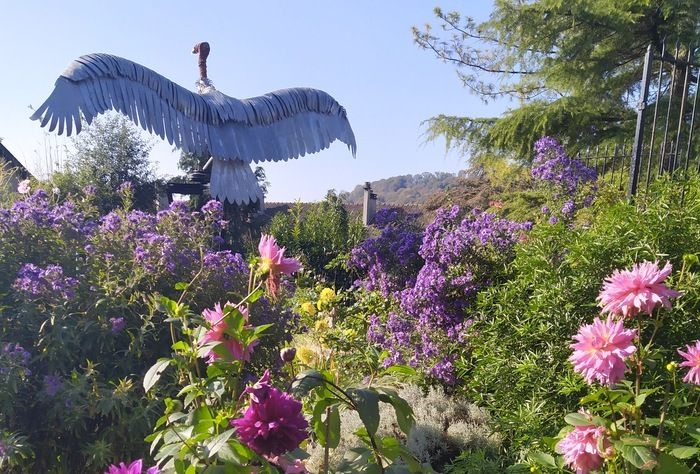 Charmanter Malergarten voller Farben, Düfte, Vögel, mit einem kleinen Gewächshaus, einem Gemüsegarten, in dem sich Gemüse mit Blumen zum Genuss der Augen und Geschmacksknospen vermischt. Eine b...