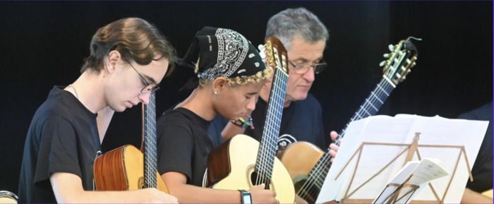 La guitare au pluriel dans un programme en hommage au grand guitariste Roland Dyens (1955-2016) et à son frère d'armes Jean-Christophe Hoarau.