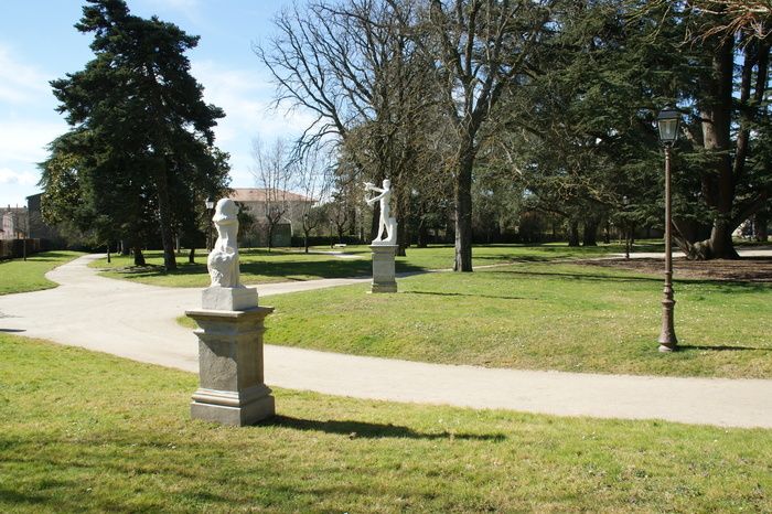 Kommentierte Tour um 10.30 und 14.30 Uhr zum Thema «Familie Briguiboul: vom Park der Villa zum Goya-Museum», um mehr über die Geschichte des Ortes zu erfahren!