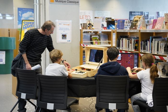 Espace dédié pour les plus petits de 0 à 5 ans : raconte-tapis, magic-cocoon... Et pour les petits-grands à partir de 6 ans : jeux de société, jeux vidéos, programmation robotique...