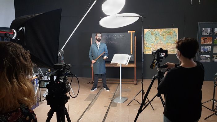 Pour les Journées du Patrimoine, découvrez les coulisses de la série "Docs en stock". Son concept ? Décrypter des documents en 3 mn. Accédez au studio de tournage et à l'atelier photo des Archives.