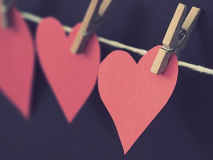 Réalisez une guirlande cœurs en papiers recyclés à offrir à ceux que vous aimez.