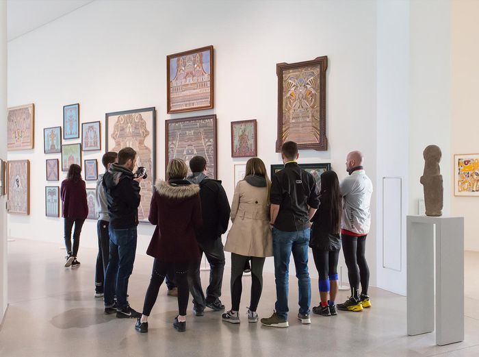 Parcourez les expositions du LaM accompagné.e d’un guide-conférencier