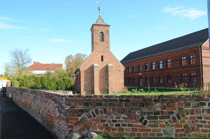 Die Hansestadt Gardelegen lädt zusammen mit Kräuterfee Maria Hellge in der Kapelle St. Georg ein, mit allen Sinnen Kräuter zu genießen. Sie gibt Tipps zur Wirkung und Verarbeitung von Kräutern.