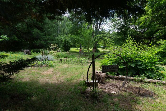 Kräuter- und Heilpflanzengarten. Es ist möglich, einige Pflanzen zu probieren, zu riechen. Der Garten ist auch LPO-Zuflucht.