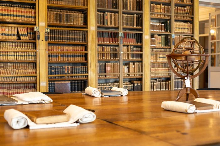 Präsentation von Büchern aus dem Bestand der Bibliothek der Alten Marinemedizinischen Schule im Zusammenhang mit Botanik bei den 1,5-stündigen Führungen.