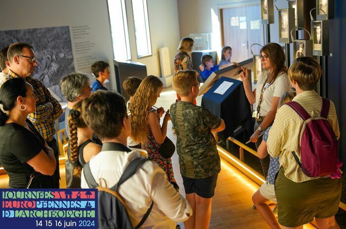 Les visiteurs se transforment en archéologues d'un jour et utilisent les méthodes scientifiques pour découvrir l'identité d'un soldat retrouvé pendant les fouilles de Fromelles.