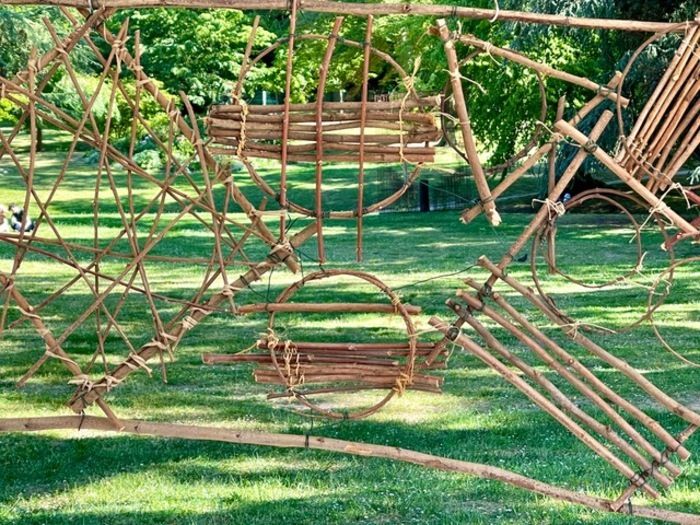 Die Schüler des Maison des Arts Solange Baudoux aus dem betreuten Atelier ihrer Lehrerin Emilie Gomis fertigen vor Ort große Formate aus Schablonen zum Thema Pflanzen.