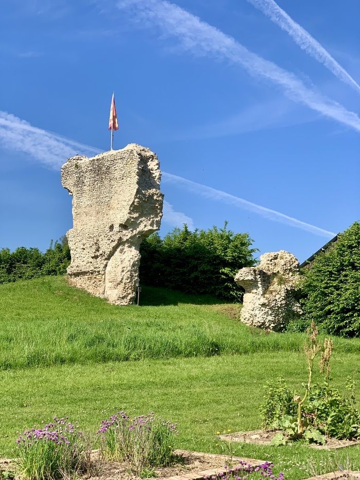 Au fil de l'eau, vous découvrirez le patrimoine rural d'un joli village Augeron : son lavoir, son architecture en pans de bois, ses anciennes écoles, son auberge du XVIe siècle, son église et les rui…