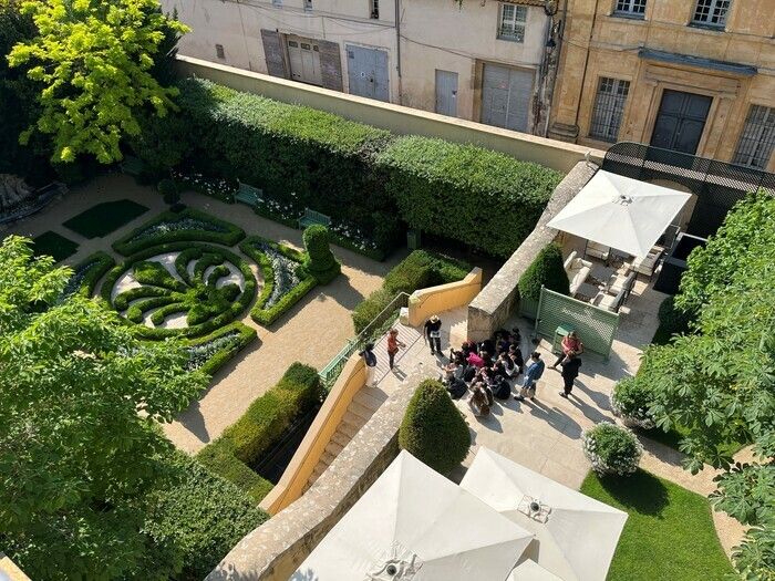 Basierend auf der Geschichte des Barons de la Tour d'Aigues, dem historischen Besitzer des Hôtel de Caumont, einem Botaniker, entdecken die Kinder die Codes der «französischen» Gärten durch ...