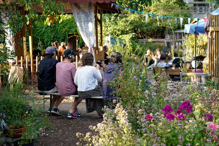 Rendezvous für alle Sinne im Neuköllner Gemeinschaftsgarten: Freitag Tastspiele, Samstag KrimiLesung, abends Lesung mit Musik, Sonntag Workshops. Am ganzen Wochenende Pflanzen, Kuchen, Getränke.