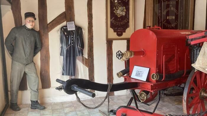 Découvrez les dons d'anciens pompiers et bien plus encore au musée du sapeur pompier. L'exposition de matériels anciens et leur évolution telles que des pompes, divers masques à gaz, des extincteurs,…