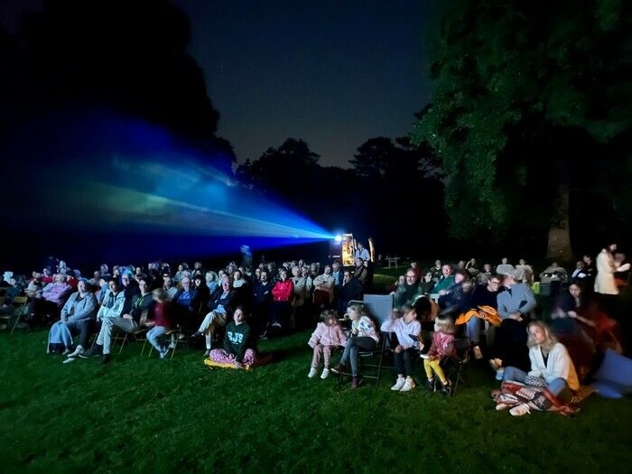 Projection du film "Jeanne du Barry" de Maïwenn en plein air dès la tombée de la nuit. Durée : 2h. Possibilité de pique-niquer sur place.