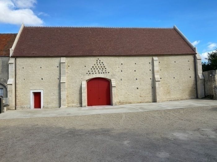 Expositions de l'histoire et de l'architecture de la Grange aux Dimes et sur la rénovation effectuée entre 2020 et 2021.