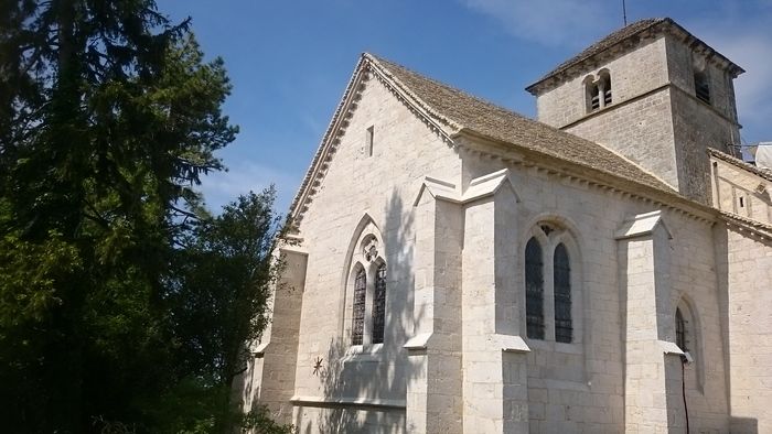 Découvrez l'église classée du XV ou XIVème siècle entourée d'un cimetière ouvert avec un tilleul Sully, classé arbre remarquable.