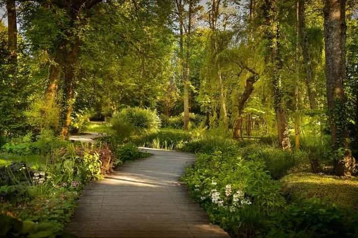 Der Chefgärtner des Clos Lucé David Nabon und die Fremdenführerin Élise Petit tauchen die Besucher in die jahrhundertealte Geschichte des Parks ein, von seiner Gründung bis zu seiner heutigen Verwaltu