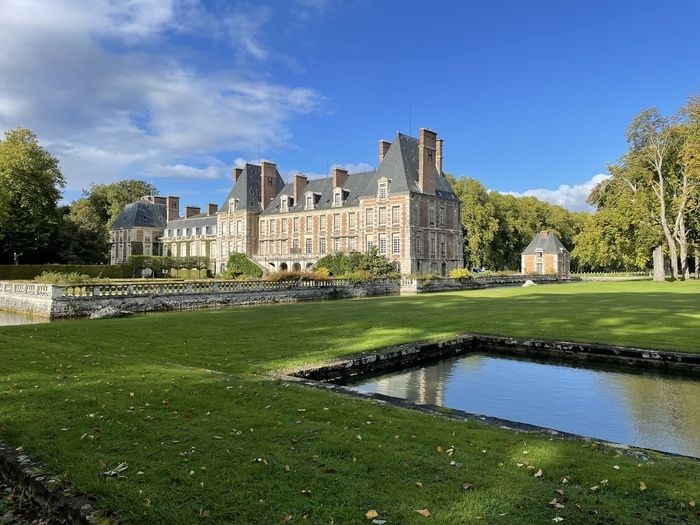 In der Nähe von Paris ist Courances einer der schönsten Gärten Frankreichs und bewohnt ein Schloss Louis XIII., das als historische Denkmäler klassifiziert ist. Der Park von Courances und das Schloss