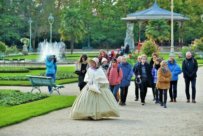 Anlässlich der Aktion "Gehen Sie zu den Gärten", kehren Sie in Begleitung Ihres kostümierten Führers ins 19\. Jahrhundert zurück, um die Nutzung dieses bemerkenswerten Parks zu entdecken, der bei der