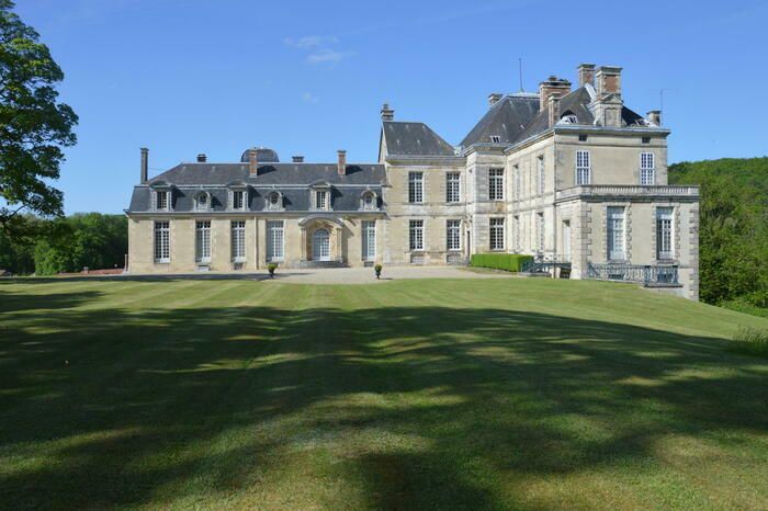 Venez découvrir ce château marqué par la présence de Voltaire qui y séjourna pendant 15 ans à l'invitation de la Marquise du Châtelet, l'une des plus grandes scientifiques de l'époque.