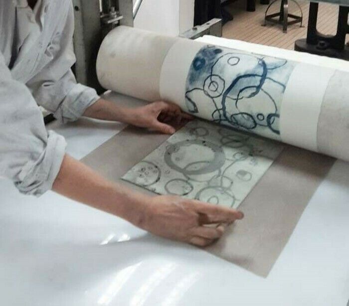 L'artiste propose une technique très accessible et l'une des moins «intimidantes : la gravure pointe sèche sur rénalhon.