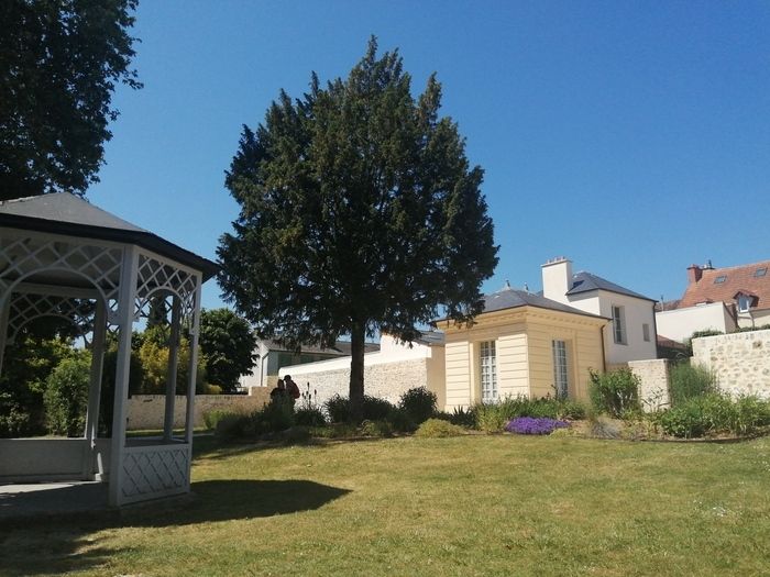 Entdecken Sie den Pavillon du Verger und sein bezauberndes Dekor aus Medaillons in einer freien und kostenlosen Tour.