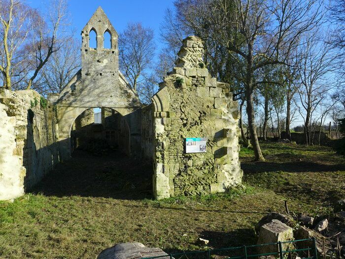 Le Mesnil-Frémentel et ses fantômes: Fantômes de son château, son aérodrome, sa chapelle, son église, son cimetière...