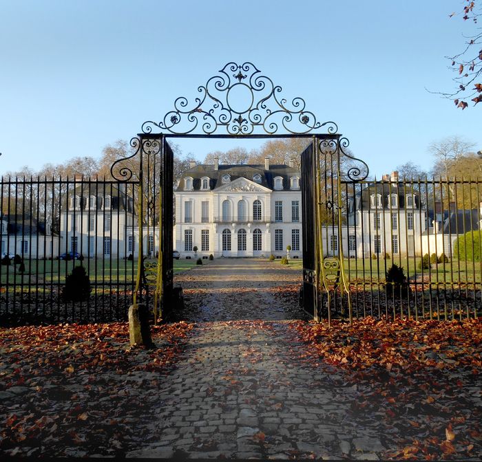 Das Schloss Ormes verfügt über zwei Gärten in verschiedenen Stilen. Das erste, im französischen Stil, im Ehrenhof gelegen, wurde nach Plänen des 18\. Jahrhunderts restauriert. Das zweite, im englische