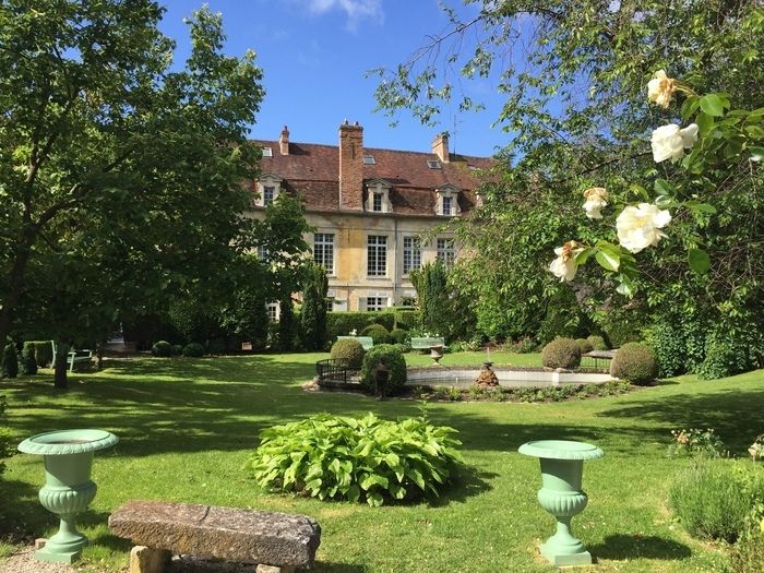 Ce site appartenait à une communauté religieuse faisant partie du Monastère de la Présentation. Fondation créée par l'évêque Nicolas Sanguin (1580-1653). Monument Historique. Jardin paysagé (3000 m2).