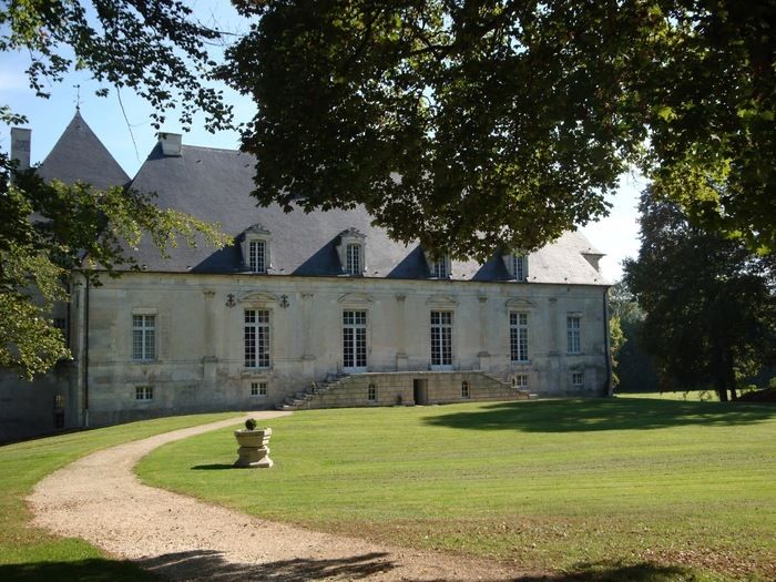 Besuchen Sie anlässlich der «Rendez-vous aux jardins 2024» den Schlosspark von Nuits-sur-Armançon. Inspiriert von den Gärten im englischen Stil, wurde es aus den Zeichnungen der Landschaft gezeichnet