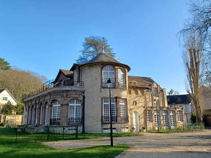 Das Alte Herrenhaus, erbaut im Jahr 1800, bekleidete sein schönstes Kleid aus Stein und Ziegeln. Sein bemerkenswertes Gebäude zieht bereits die Blicke der Spaziergänger auf sich. Sein Park wird die ..