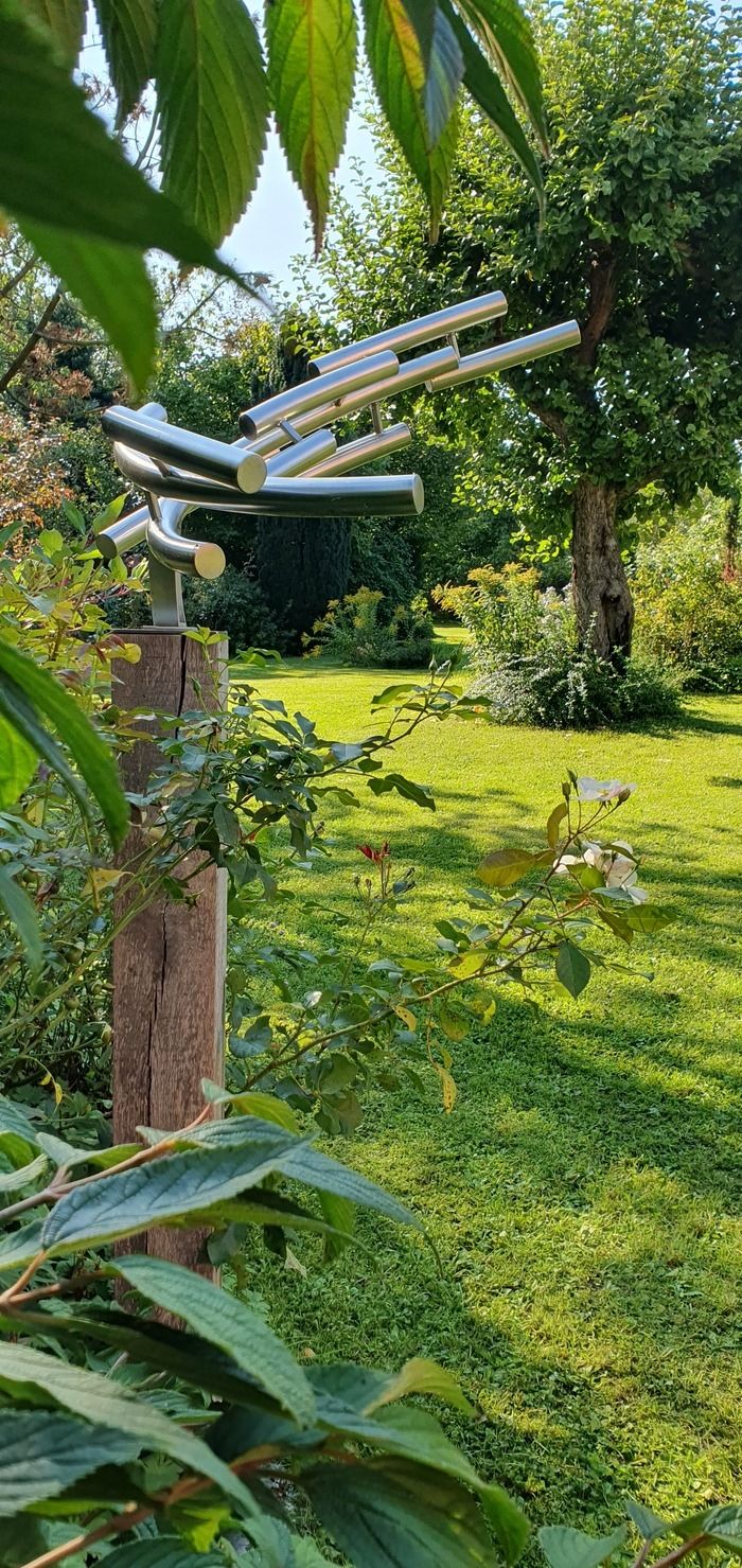 Landgarten mit Skulpturen und Stauden im Umland von Halle (Saale)