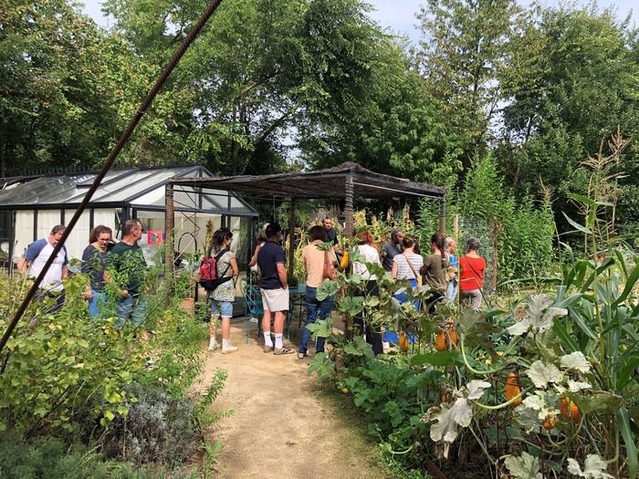 Entdecken Sie den Bio-Garten mit denen, die ihn jeden Tag pflegen! Genießen Sie thematische Touren und gehen Sie mit persönlichen Tipps, um Ihren Balkon auf natürliche Weise zu verschönern,...