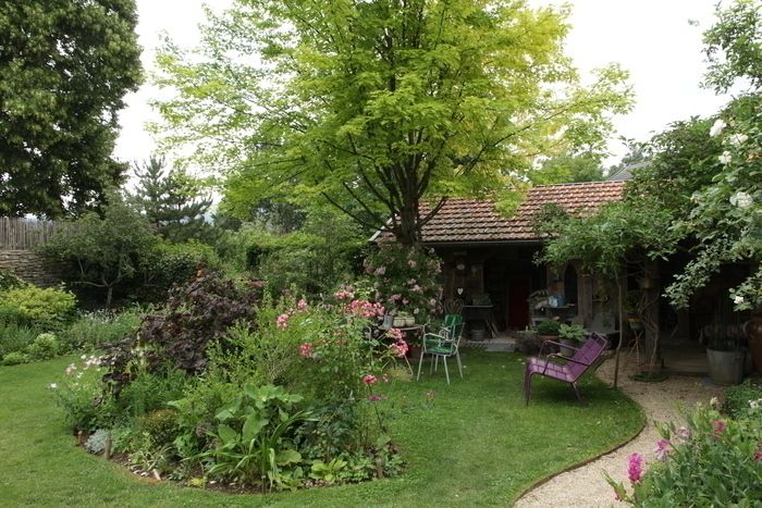 Entdecken Sie im Herzen des Dorfes einen Garten mit Stauden und Rosen, der auf mehreren Ebenen als «Cottage» bezeichnet wird.