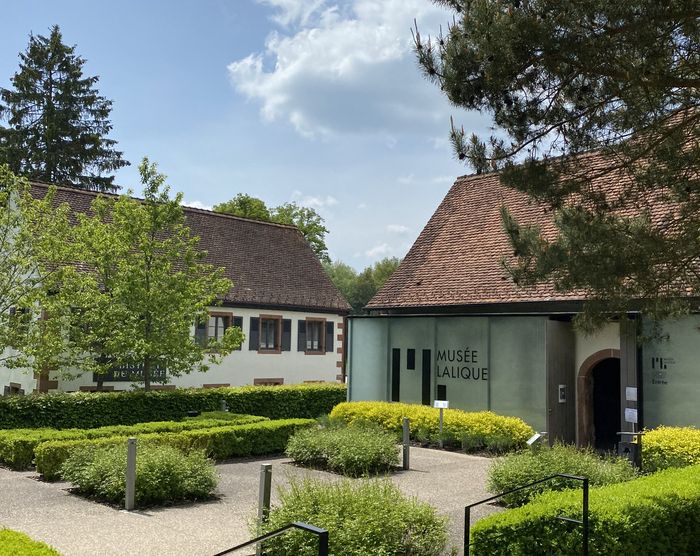 Die Gärten des Lalique-Museums verbinden Blumen, Pflanzen und Bäume mit den Kreationen von René Lalique und seinen Nachfolgern. Besuchen Sie die Gärten und entdecken Sie Schilder ...