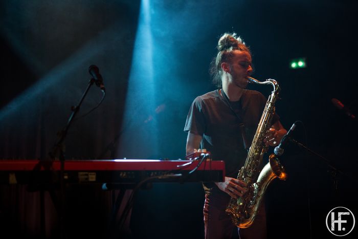 Matéo Langlois, c'est un touche à tout. Chanteur au grain singulier, c'est autour de ses textes qu'il fusionne Piano, Rhodes, Beat Box, Sax et pédales d'effets...