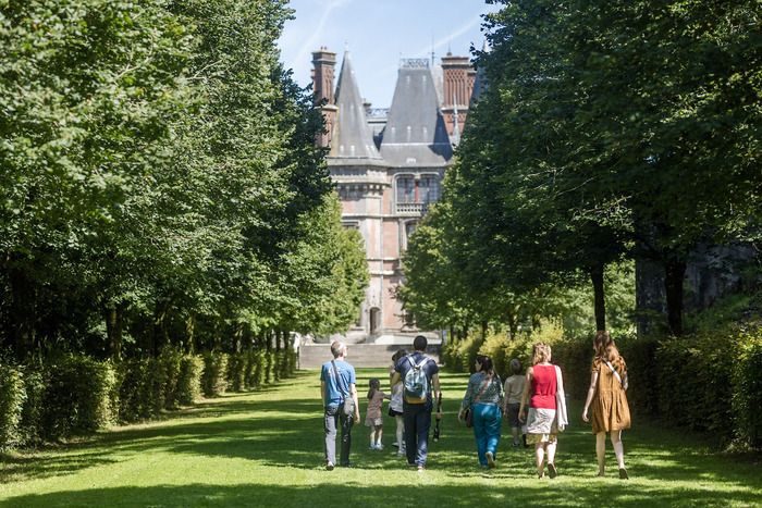 In einem 85 Hektar großen Park thront das Schloss von Trévarez seit mehr als einem Jahrhundert über dem Tal der Aulne. Unumgänglicher Ort des Centre-Finistère, das Kulturerbe des 20\. Jahrhunderts», d