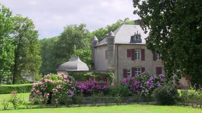 Der Schlosspark von Urtubie empfängt Sie zu einem Spaziergang durch seine Wege von Rosen und Hortensien und seine 12 Quadrate von Heilpflanzen aus seinem Garten der Einfachen. Die Orangerie, der Estri