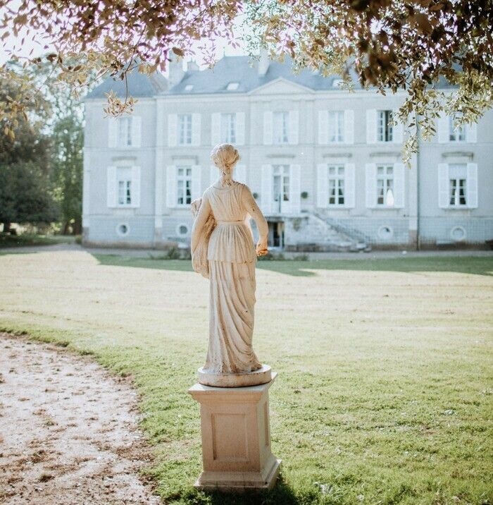 Der Führer und Dozent des Landes der Kunst und Geschichte des Weinbergs Nantais führt Sie durch die Umgebung des Hauses der Montys, von der Kapelle bis zum englischen Garten, in einem Dekor, das für d