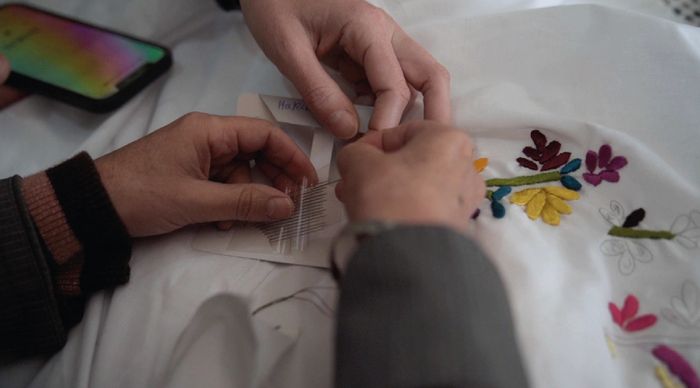 Après avoir découvert de façon ludique l’exposition Tarz., les enfants et leurs parents sont amenés à découvrir le patrimoine oral marocain ou à prendre part à un atelier autour de la broderie.